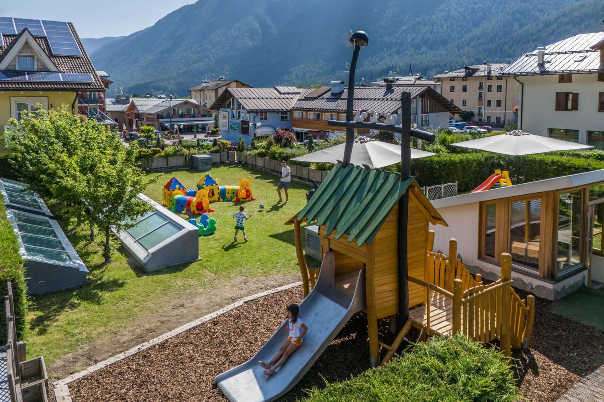 Alpholiday Dolomiti Wellness & Family Hotel Dimaro Ngoại thất bức ảnh