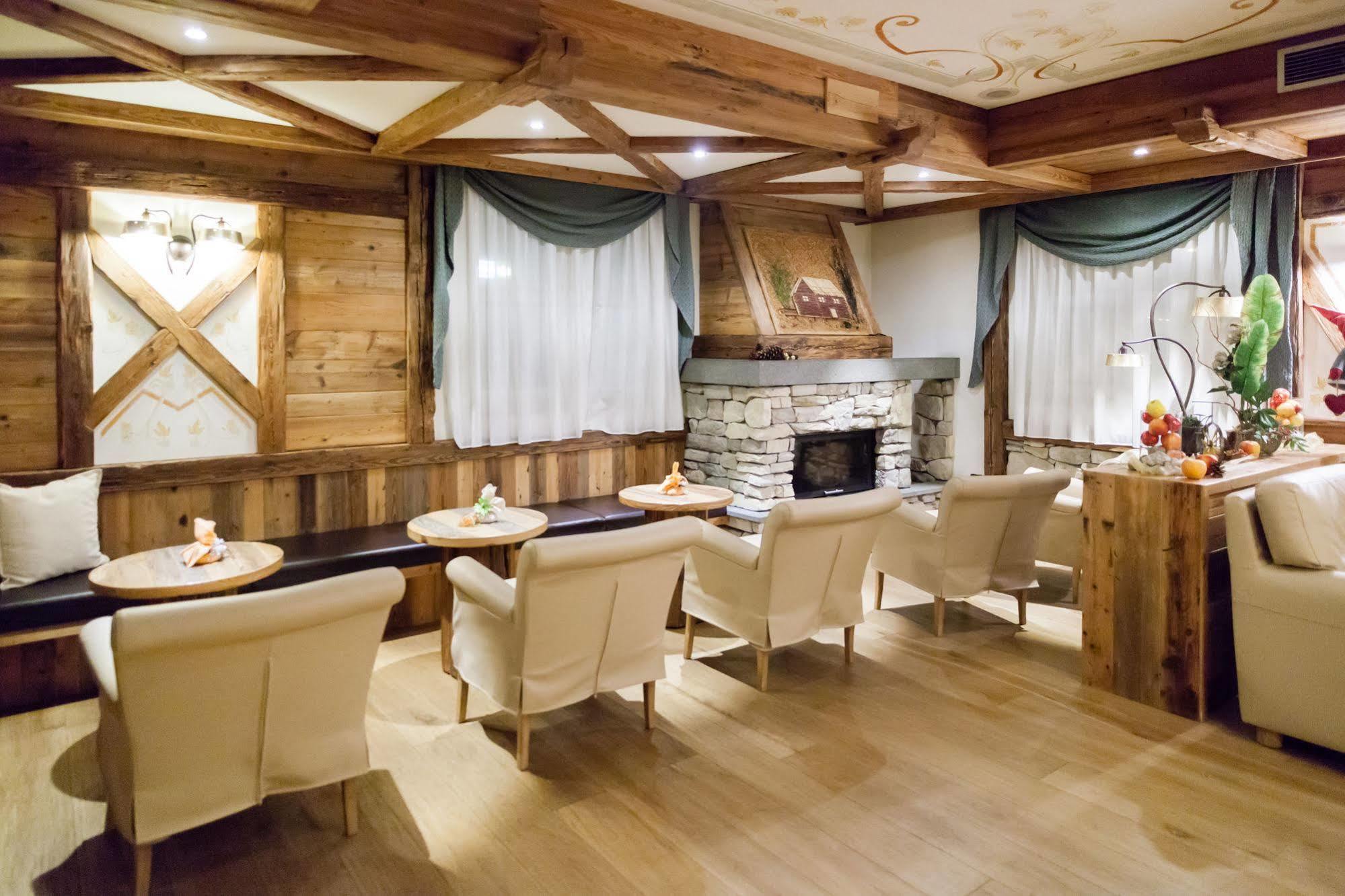 Alpholiday Dolomiti Wellness & Family Hotel Dimaro Ngoại thất bức ảnh
