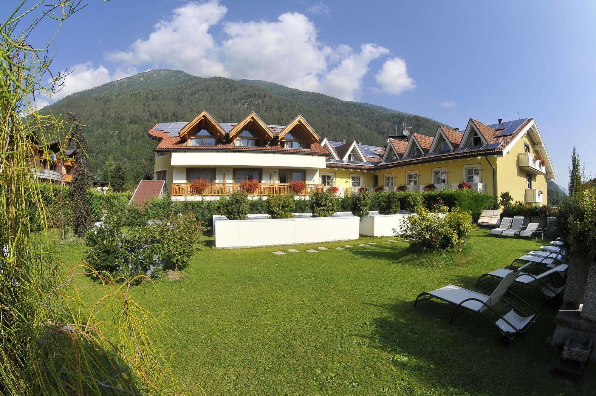 Alpholiday Dolomiti Wellness & Family Hotel Dimaro Ngoại thất bức ảnh
